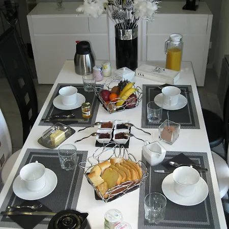 Le Petit Clos Отель Вир